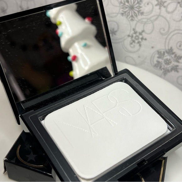 NARS Light Reflecting Setting Pressed Powder | Shade Crystal | Christmas - Picture 8 of 11